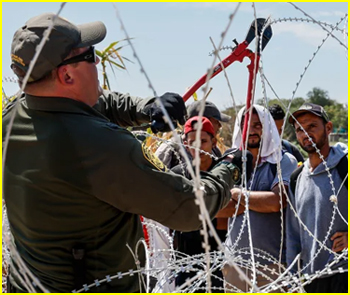 Federal Agents cutting razor wire at southern US  border